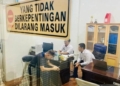 Petugas memeriksa seorang turis asal Australia, Risbi Jones Bodhi Mani (23) saat tiba di Kantor Imigrasi Kelas II Non TPI Meulaboh, Kabupaten Aceh Barat, Rabu (7/6/2023). (Foto: Antara/Teuku Dedi Iskandar)