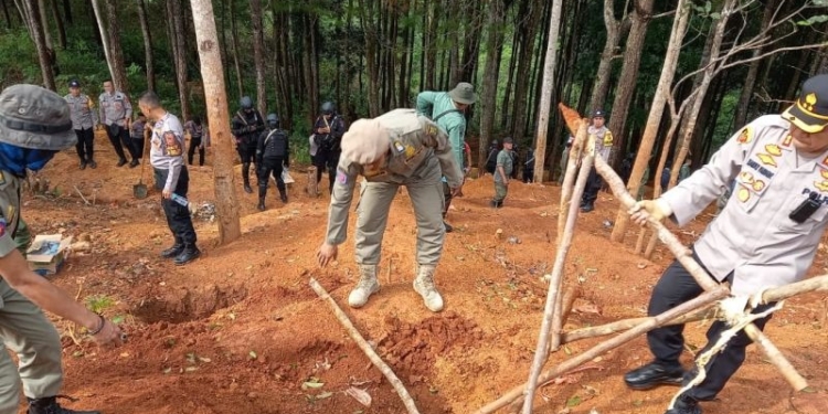 Ratusan personel gabungan lakukan penertiban dan penutupan lokasi tambang emas ilegal di area lahan Perhutani KPH Sukabumi, Jawa Barat, Kamis (8/6/2023). (Foto: Antara/Aditya Rohman)