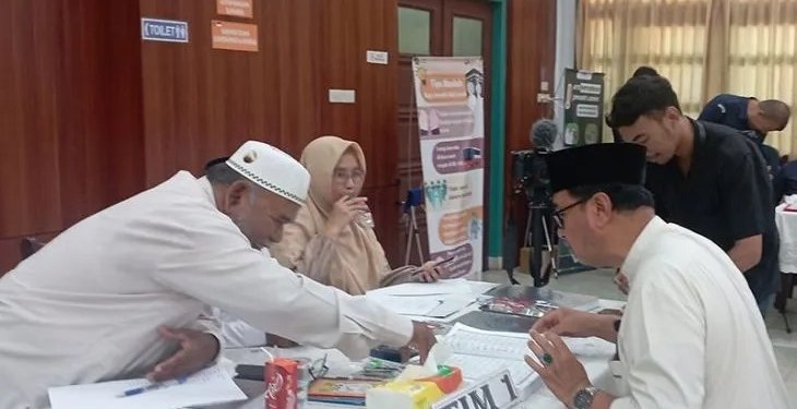 Bacaleg DPRA saat mengikuti uji baca Al Quran di Banda Aceh, Selasa (6/6/2023). (Foto: Antara/M Haris SA)