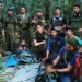 Pasukan militer Kolombia bersama keempat anak yang ditemukan selamat usai 40 hari telantar di hutan setelah mengalami kecelakaan pesawat (Presidency/Handout via Reuters)