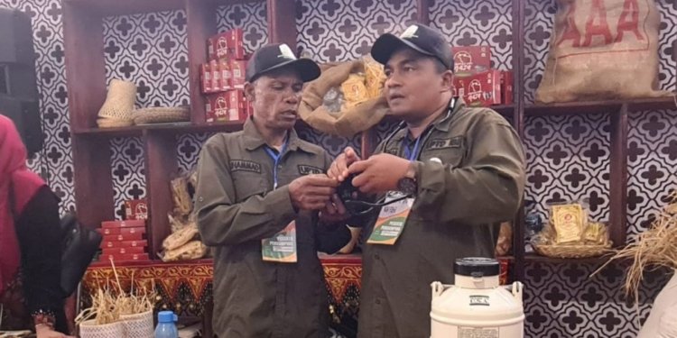 Petugas Dinas Peternakan Aceh, saat mendemonstrasikan penggunakan Visual Inseminasi Buatan Hendra (VIB-H), di lokasi Penas-KTNA XVI, Padang, Sabtu (10/6/2023). (Foto: Alibi/Dok. Humas Pemerintah Aceh)