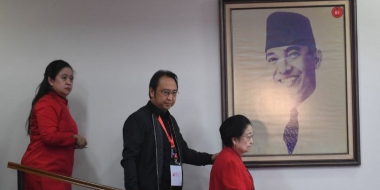 Ketua Umum PDI Perjuangan Megawati Soekarnoputri (kanan) berjalan didampingi Ketua DPP PDI Perjuangan Puan Maharani (kiri) dan Prananda Prabowo (tengah). (Foto: Antara/Akbar Nugroho Gumay/tom)