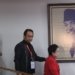 Ketua Umum PDI Perjuangan Megawati Soekarnoputri (kanan) berjalan didampingi Ketua DPP PDI Perjuangan Puan Maharani (kiri) dan Prananda Prabowo (tengah). (Foto: Antara/Akbar Nugroho Gumay/tom)