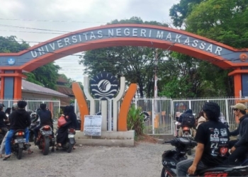Suasana sejumlah mahasiswa hendak masuk ke gerbang kampus Universitas Negeri Makassar (UNM) Parangtambung di Jalan Daeng Tata Raya Makassar, Sulawesi Selatan, Sabtu (10/6/2023). (Foto: Antara/Darwin Fatir)