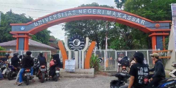 Suasana sejumlah mahasiswa hendak masuk ke gerbang kampus Universitas Negeri Makassar (UNM) Parangtambung di Jalan Daeng Tata Raya Makassar, Sulawesi Selatan, Sabtu (10/6/2023). (Foto: Antara/Darwin Fatir)
