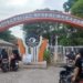 Suasana sejumlah mahasiswa hendak masuk ke gerbang kampus Universitas Negeri Makassar (UNM) Parangtambung di Jalan Daeng Tata Raya Makassar, Sulawesi Selatan, Sabtu (10/6/2023). (Foto: Antara/Darwin Fatir)