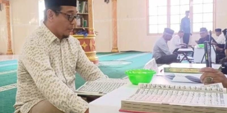 Seorang Bacaleg mengikuti uji baca Al Quran yang diselenggarakan oleh KIP Aceh Barat, Kamis (8/6/2023). (Foto: Antara/HO)