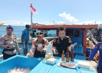 Polisi berhasil mengamankan kapal dan sejumlah pelaku pengebom ikan di perairan Simeulue, Aceh. (Foto: Alibi/Dok. Polres Simeulue)