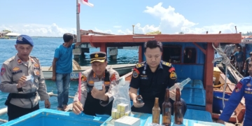 Polisi berhasil mengamankan kapal dan sejumlah pelaku pengebom ikan di perairan Simeulue, Aceh. (Foto: Alibi/Dok. Polres Simeulue)