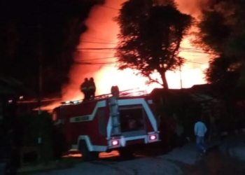 Petugas memadamkan api pada peristiwa kebakaran gudang di Gampong Blangcut, Kecamatan Lueng Bata, Kota Banda Aceh. (Foto: Alibi/Dok. BPBA)