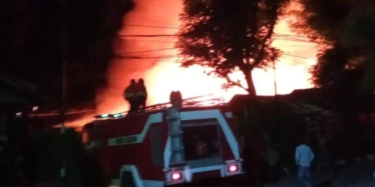 Petugas memadamkan api pada peristiwa kebakaran gudang di Gampong Blangcut, Kecamatan Lueng Bata, Kota Banda Aceh. (Foto: Alibi/Dok. BPBA)