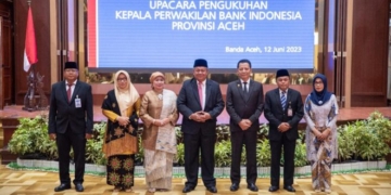Pj Gubernur Aceh, Achmad Marzuki (tiga dari kanan), foto bersama saat menghadiri pengukuhan dan serah terima jabatan Kepala Perwakilan Bank Indonesia Provinsi Aceh, di Banda Aceh, Senin (12/6/2023). (Foto: Alibi/Dok. Humas Pemerintah Aceh)