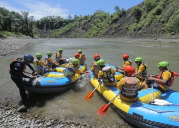 Para wisatawan menguji adrenalin di wisata arung jeram Krueng Peusangan Bireuen, Minggu (11/6/2023). (Foto: Alibi/Dok. Khalis)