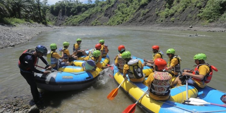 Para wisatawan menguji adrenalin di wisata arung jeram Krueng Peusangan Bireuen, Minggu (11/6/2023). (Foto: Alibi/Dok. Khalis)