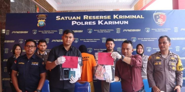 Polres Karimun, Polda Kepulauan Riau (Kepri), menggelar konferensi pers terkait pengungkapan dua kasus penyelundupan PMI ilegal ke negara Malaysia melalui pelabuhan Internasional Tanjung Balai Karimun. (Foto: Antara-HO/Polres Karimun)