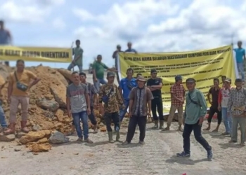 Warga Desa Paya Baro, Kecamatan Meureubo, Kabupaten Aceh Barat, melancarkan aksi protes terkait aktivitas tambang batu bara yang menyebabkan persoalan lingkungan di desanya, Selasa (13/6/2023). (Foto: Antara/HO)
