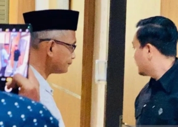 Mantan Bupati Nagan Raya, Aceh, HM Jamin Idham bersiap memasuki ruangan Unit Tindak Pidana Korupsi (Tipikor) Satreskrim Polres Nagan Raya, Selasa (13/6/2023). (Foto: Antara/Teuku Dedi Iskandar)