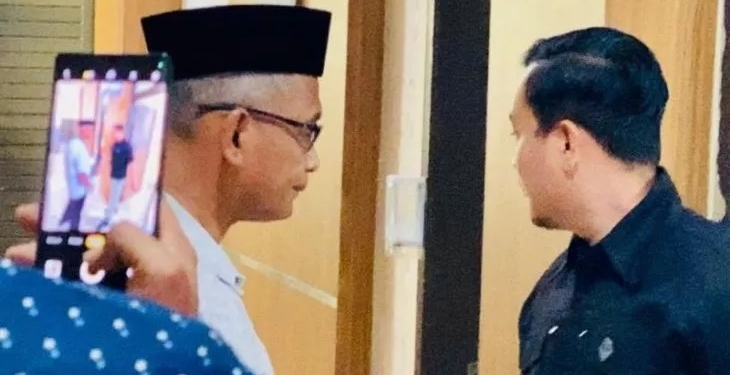 Mantan Bupati Nagan Raya, Aceh, HM Jamin Idham bersiap memasuki ruangan Unit Tindak Pidana Korupsi (Tipikor) Satreskrim Polres Nagan Raya, Selasa (13/6/2023). (Foto: Antara/Teuku Dedi Iskandar)