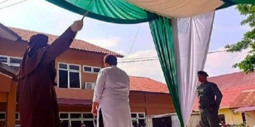 Terpidana maisir saat menjalani hukuman cambuk di halaman Kantor Satpol PP dan WH Kota Lhokseumawe, Jumat (16/6/2023). (Foto: Antara/Dedy Syahputra)