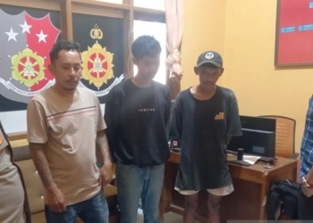 Sejumlah preman ditangkap personel Polsek Cidahu, Resor Sukabumi pada operasi pemberantasan preman yang digelar serentak se-wilayah hukum Polres Sukabumi, Jumat (16/6/2023). (Foto: Antara/Aditya Rohman)