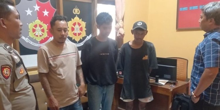 Sejumlah preman ditangkap personel Polsek Cidahu, Resor Sukabumi pada operasi pemberantasan preman yang digelar serentak se-wilayah hukum Polres Sukabumi, Jumat (16/6/2023). (Foto: Antara/Aditya Rohman)