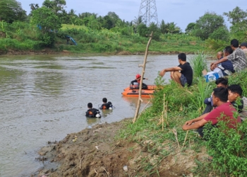 Basarnas Banda Aceh melakukan pencarian terhadap Sadina Hambali (13) yang dikabarkan  tenggelam di sungai Desa Niron,  Kecamatan Suka Makmur, Kabupaten Aceh. (Foto: Alibi/Dok. Basarnas Aceh Besar)