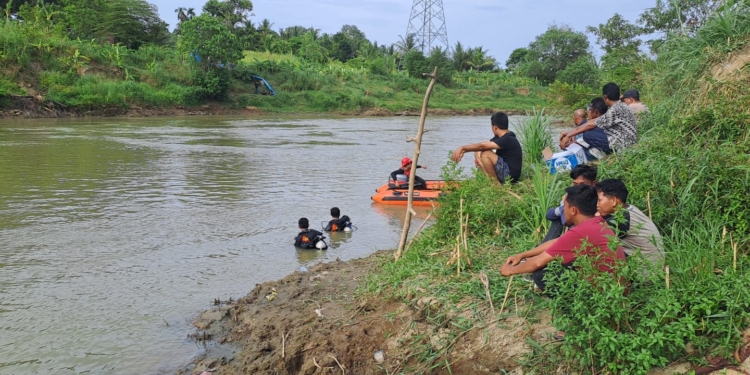 Basarnas Banda Aceh melakukan pencarian terhadap Sadina Hambali (13) yang dikabarkan  tenggelam di sungai Desa Niron,  Kecamatan Suka Makmur, Kabupaten Aceh. (Foto: Alibi/Dok. Basarnas Aceh Besar)