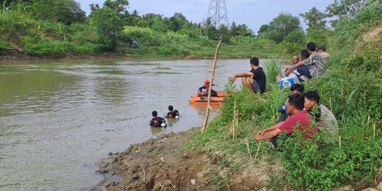 Basarnas Banda Aceh melakukan pencarian terhadap Sadina Hambali (13) yang dikabarkan  tenggelam di sungai Desa Niron,  Kecamatan Suka Makmur, Kabupaten Aceh. (Foto: Alibi/Dok. Basarnas Aceh Besar)