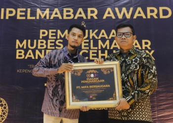 PT Mifa Bersaudara menerima penghargaan Ipelmabar Awards kategori Penyaluran CSR Terbaik, Sabtu (17/6/2023). (Foto untuk Alibi)
