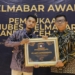 PT Mifa Bersaudara menerima penghargaan Ipelmabar Awards kategori Penyaluran CSR Terbaik, Sabtu (17/6/2023). (Foto untuk Alibi)