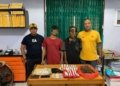 Dua pengedar ganja di Pasar Inpres Lhokseumawe saat jalani pemeriksaan di kantor kepolisian setempat. (Foto: Alibi/Dok. Polres Lhokseumawe)