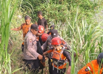 Evakuasi jasad Sadina Hambali (13) korban tenggelam di sungai Desa Niron,  Kecamatan Suka Makmur, Kabupaten Aceh.  (Foto: Alibi/Dok. Basarnas Banda Aceh)