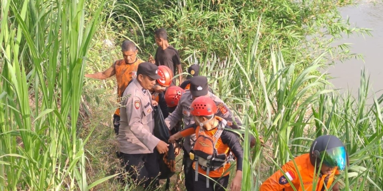 Evakuasi jasad Sadina Hambali (13) korban tenggelam di sungai Desa Niron,  Kecamatan Suka Makmur, Kabupaten Aceh.  (Foto: Alibi/Dok. Basarnas Banda Aceh)