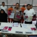 Polisi menunjukkan barang bukti dan tersangka kasus perdagangan orang modus penyaluran tenaga kerja migran di Kabupaten Garut, Jawa Barat, Senin (19/6/2023). (Foto: Antara/Feri Purnama)
