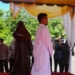 Algojo mengeksekusi cambuk terpidana pelanggaran syariat Islam di Kantor Kejari Aceh Utara, Selasa (20/6/2023). (Foto:  Antara/Dedy Syahputra)