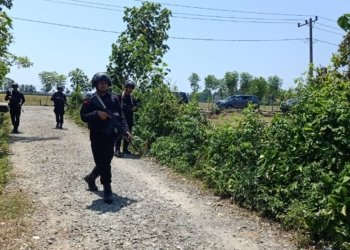 Brimob Polda Aceh mensterilkan lokasi Rumoh Geudong, Rabu (21/6/2023). (Foto: Alibi/Dok. Polda Aceh)