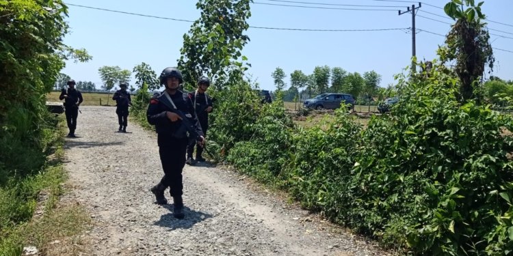 Brimob Polda Aceh mensterilkan lokasi Rumoh Geudong, Rabu (21/6/2023). (Foto: Alibi/Dok. Polda Aceh)