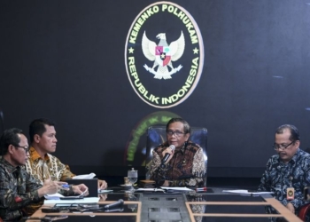 Menko Polhukam Mahfud MD (kedua kanan) memberikan keterangan pers jelang kick off penyelesaian pelanggaran HAM berat masa lalu di Kemenko Polhukam, Jakarta, Jumat (23/6/2023). (Foto: Antara/Hafidz Mubarak A/nym)