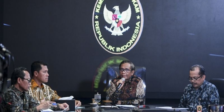 Menko Polhukam Mahfud MD (kedua kanan) memberikan keterangan pers jelang kick off penyelesaian pelanggaran HAM berat masa lalu di Kemenko Polhukam, Jakarta, Jumat (23/6/2023). (Foto: Antara/Hafidz Mubarak A/nym)