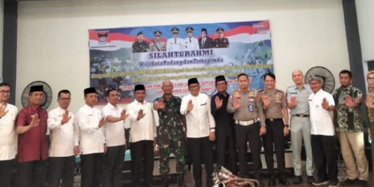 Wali Kota Padang Hendri Septa bersama Forkopimda menggelar diskusi mencari solusi terkait aksi kenakalan remaja di Padang. (Foto: Antara/HO-Diskominfo Padang)