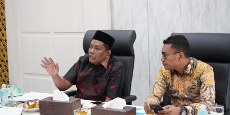 Ketua DPRA, Saiful Bahri (kiri). (Foto: Dok. Instagram ponyahya)