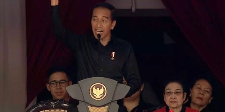 Tangkap layar Pesiden RI Joko Widodo memberikan sambutan saat acara puncak Bulan Bung Karno (BBK) di Stadion Utama Gelora Bung Karno (SUGBK), seperti ditayangkan dalam YouTube PDIP, Sabtu (24/6/2023). (Foto: Antara/Mentari Dwi Gayati)