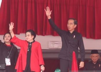 Ketua Umum PDI Perjuangan Megawati Soekarnoputri bersama Presiden RI Jokowi dalam Puncak Bulan Bung Karno di Stadion Utama Gelora Bung Karno, Jakarta, Sabtu (24/6/2023). (Foto: Antara/HO-PDIP)