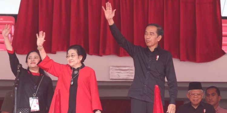 Ketua Umum PDI Perjuangan Megawati Soekarnoputri bersama Presiden RI Jokowi dalam Puncak Bulan Bung Karno di Stadion Utama Gelora Bung Karno, Jakarta, Sabtu (24/6/2023). (Foto: Antara/HO-PDIP)