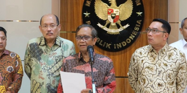 Menkopolhukam Mahfud MD dan Gubernur Jawa Barat Ridwan Kamil sampaikan rekomendasi soal penanganan Pondok Pesantren Al-Zaytun di kantor Kemenkopolhukam, Jakarta, Sabtu (24/6/2023). (Foto: Antara/Fianda Sjofjan Rassat)
