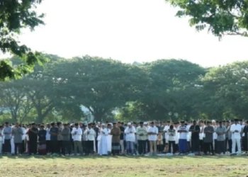 Ilustrasi - Ribuan masyarakat Banda Aceh dan sekitarnya menunaikan salat Idulfitri 1444 Hijriah di Lapangan Blang Padang, Banda Aceh, Sabtu (22/4/2023). (Foto: Antara/Nurul Hasanah)