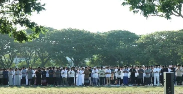 Ilustrasi - Ribuan masyarakat Banda Aceh dan sekitarnya menunaikan salat Idulfitri 1444 Hijriah di Lapangan Blang Padang, Banda Aceh, Sabtu (22/4/2023). (Foto: Antara/Nurul Hasanah)