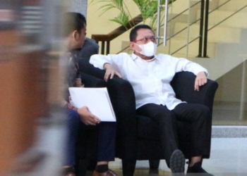 Sekretaris MA Hasbi Hasan (kanan) diperiksa penyidik KPK sebagai saksi dalam penyidikan kasus dugaan suap penanganan perkara MA di Gedung Merah Putih KPK, Jakarta Selatan, Rabu (24/5/2023). (Foto: Antara/Fianda Sjofjan Rassat)
