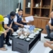 Penyidik Subdit II Tipid Fismondev Ditreskrimsus Polda Aceh melakukan penyitaan dokumen pembiayaan nasabah yang diduga palsu di BSI KC Sigli. (Foto: Alibi/Dok. Humas Polda Aceh)