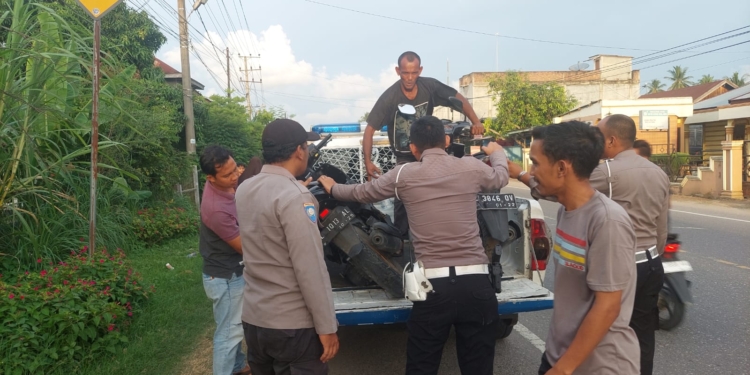 Polisi mengamankan sepeda motor yang terlibat kecelakaan di jalan lintas Medan – Banda Aceh, Desa Masjid Punteut, Kecamatan Blang Mangat, Kota Lhokseumawe, Aceh. (Foto: Alibi/Dok. Polres Lhokseumawe)